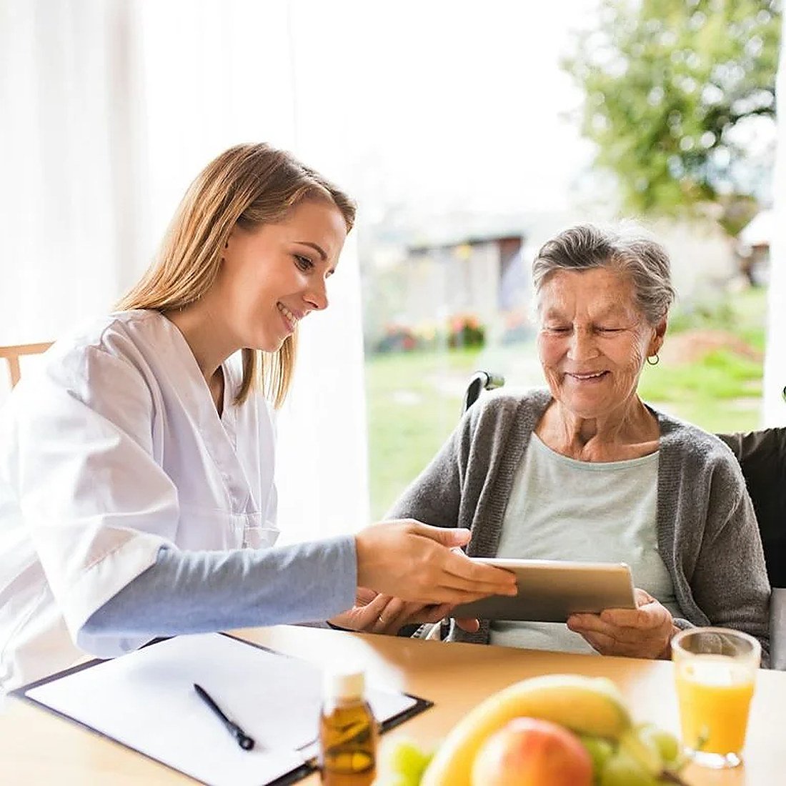 An MT MediTeam nurse talking with an elderly lady at home